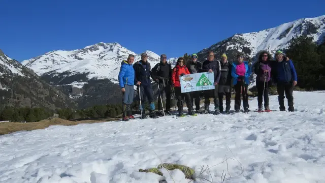 CAS y Nabain realizan su actividad en el Valle de Chistau con raquetas de nieve por los Plans de l"Abet