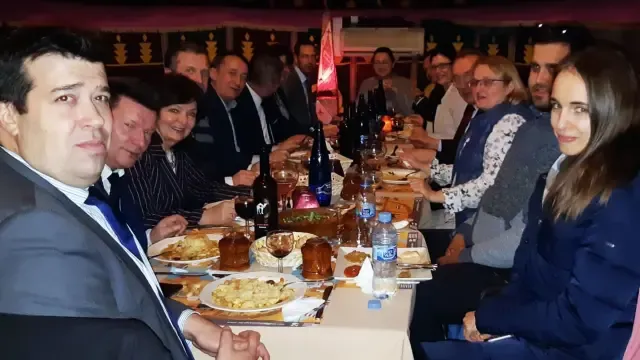 El centro turístico Tardienta Monegros recibe la visita de un grupo de diputados polacos