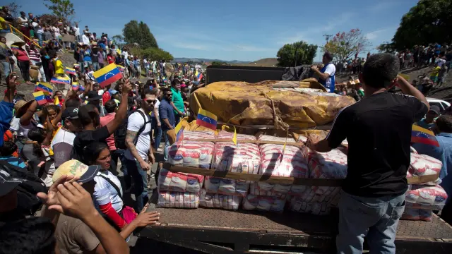 Guaidó anuncia el ingreso a Venezuela de parte de ayuda humanitaria