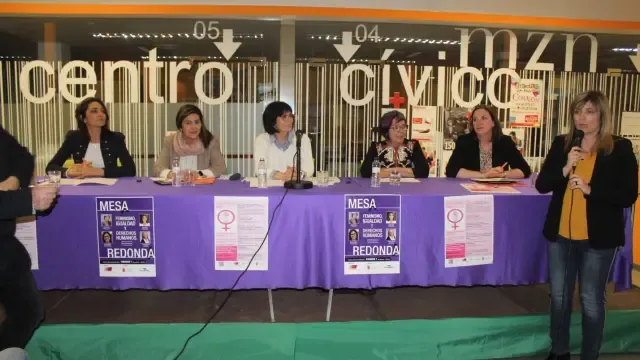 Monzón abre los actos con una mesa sobre feminismo e igualdad