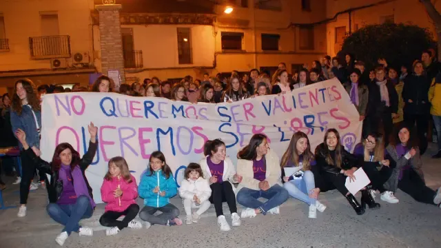 Las mujeres de Sariñena toman la calle bajo el lema "No queremos ser valientes queremos ser libres"