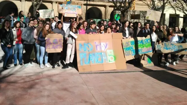 Los alumnos de Secundaria llevan a la calle su preocupación por el cambio climático