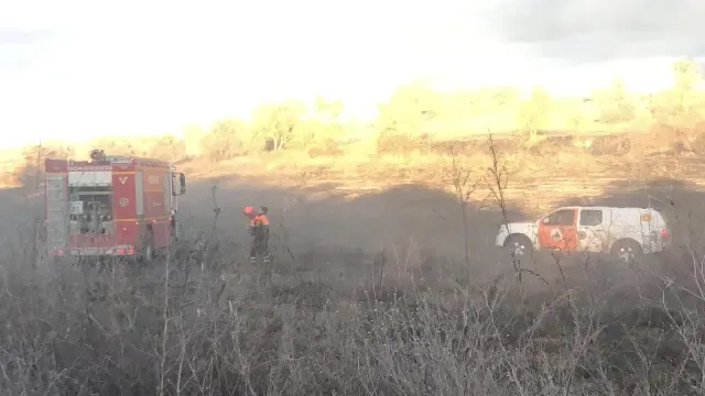 La rápida intervención de los bomberos evita que se propague un fuego en el Camino de Costean de Barbastro
