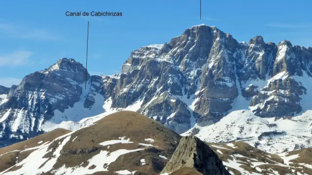Complicado rescate de tres montañeros que se encontraban enriscados en el pico Peña Telera