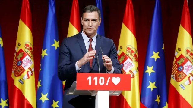 Sánchez ofrece un programa social sin nombrar a Cataluña