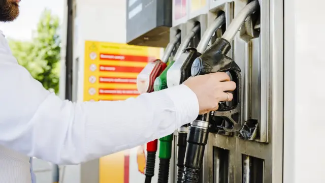 El precio de los carburantes suma diez semanas al alza y se encarece un 8% desde los mínimos de mayo