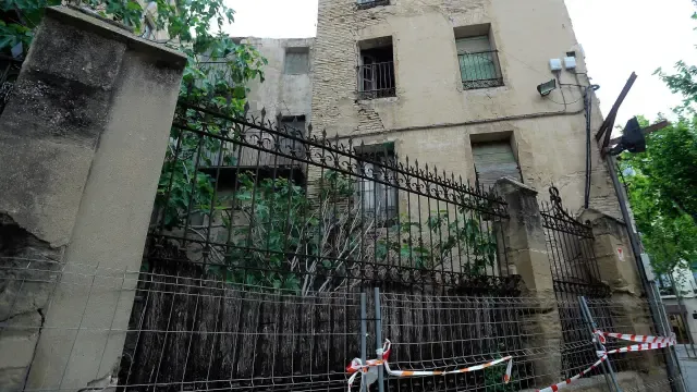 El Ayuntamiento de Huesca respetará el vallado del edificio en ruina de la plaza San Pedro