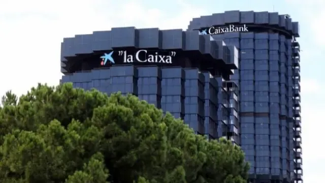 Caixabank logra un beneficio semestral de 622 millones