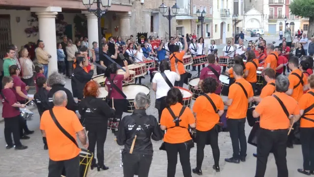 Unos 150 tambores hacen retumbar las calles de Fonz