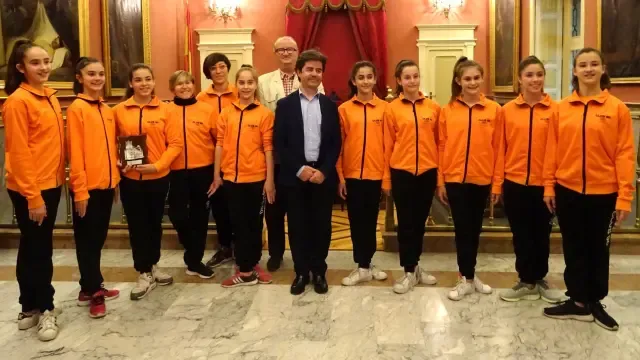 Recepción al equipo femenino de Gimnasia Estética del Club 90 en el ayuntamiento de Huesca