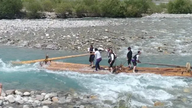 Los navateros sortean las dificultades de un Cinca bajo de caudal