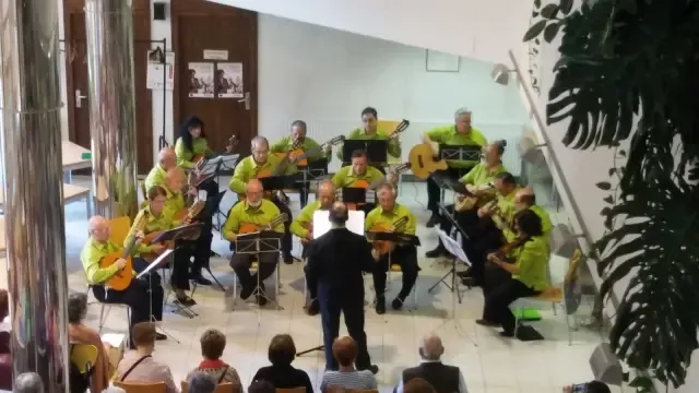 La Orquesta Sertoriana lleva la alegría al Hogar del Iass