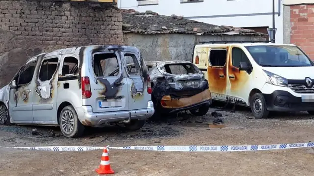 Arden tres vehículos estacionados en un solar de la calle Río Vero de Monzón