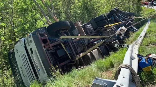 Muere un camionero al caerle la carga encima tras un accidente en la N-260