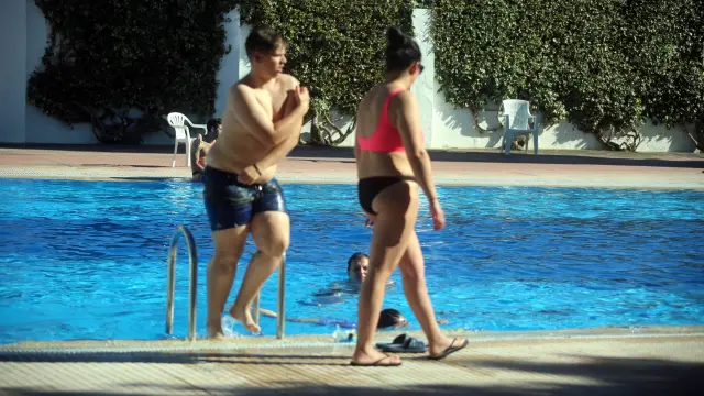 Más de 200 personas al inicio de la temporada estival de piscinas en Huesca