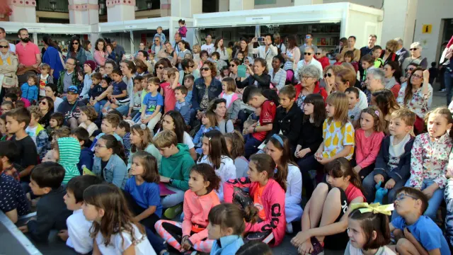 "Los niños y niñas también cuentan" llena la plaza del Mercado