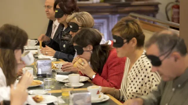 Desayuno a ciegas en Huesca: ponerse en la piel de las personas con discapacidad visual te abre los ojos