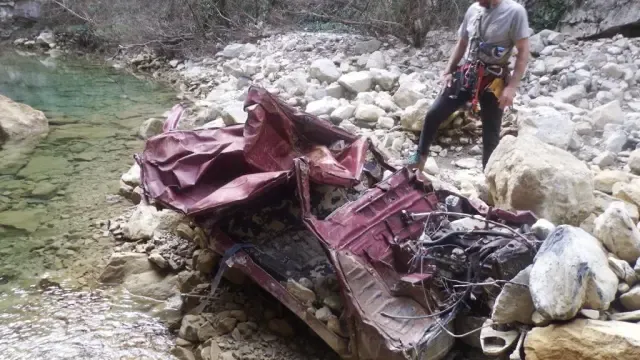 Espeleólogos retirarán los restos de un coche accidentado en la Foz de Fago