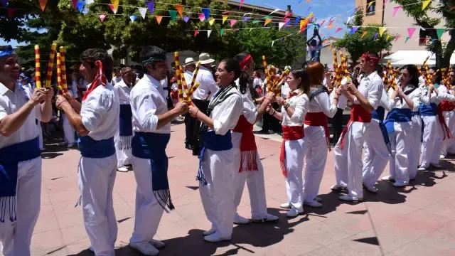 Un total de 190 "balladors" danzan en honor a San Medardo en Benabarre