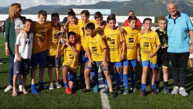 Los equipos locales se llevan el trofeo de fúbtol base en Sabiñánigo