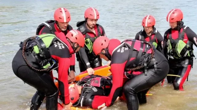 Los bomberos aragoneses se forman en rescate acuático con seguridad y eficacia