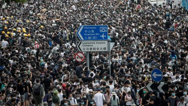 Disuelta a la fuerza una masiva protesta en Hong Kong