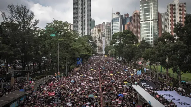 Una marea humana desborda Hong Kong reclamando libertades