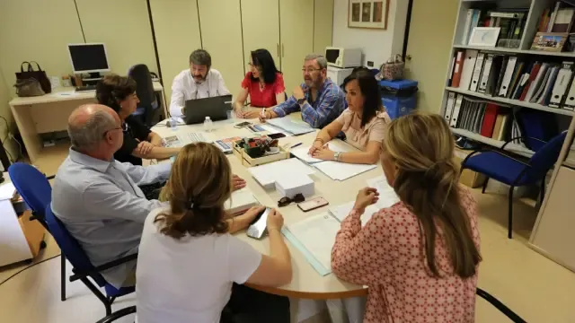 El PP de Huesca presenta en la secretaría del Ayuntamiento el documento con la moción de censura