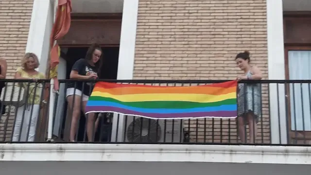La bandera arcoíris ondea por primera vez en el Ayuntamiento de Sariñena