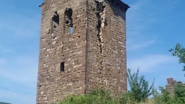 La torre de la iglesia de San Pedro de Cenarbe se encuentra en serio riesgo de derrumbe