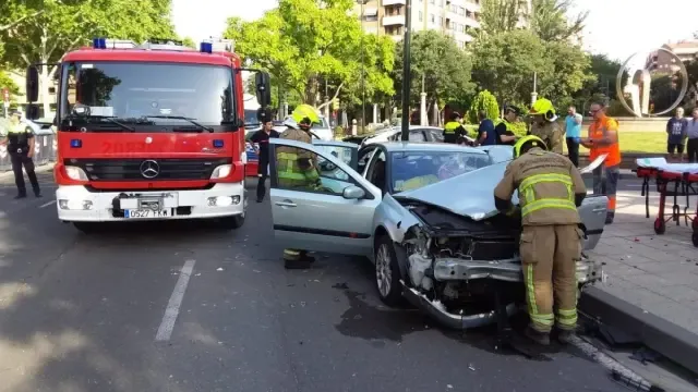 Dos heridos en un choque entre un taxi y un turismo en Zaragoza