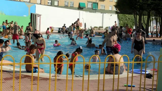 Quejas de los usuarios de las piscinas de San Jorge de Huesca por las aglomeraciones