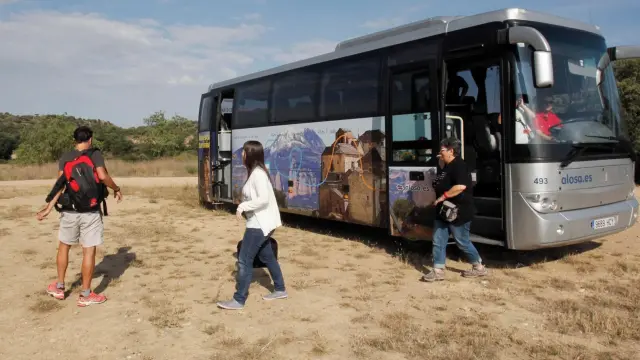 El bus turístico comienza sus recorridos diarios por la comarca de la Hoya de Huesca