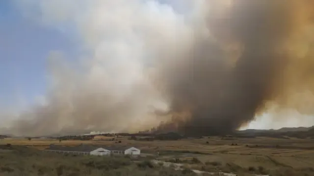 Un incendio próximo a la sierra de Alcubierre calcina unas mil hectáreas