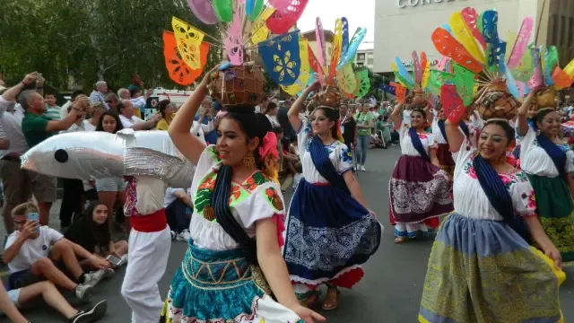 El desfile inaugural reúne a miles de personas en Jaca