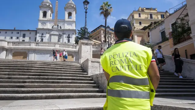 Roma prohibe sentarse en la plaza de España