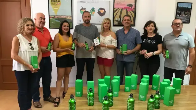 Sariñena y Femoga apoyan a la AECC con botellas reutilizables