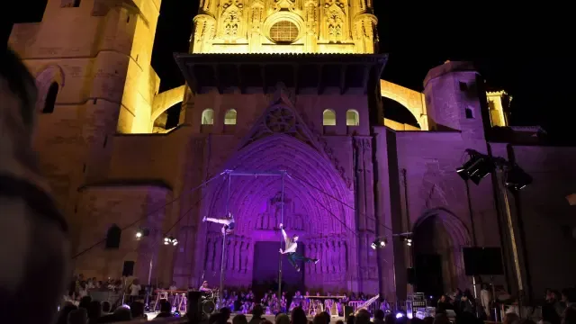 Circo, danza, acrobacias y música con la Catedral como telón de fondo