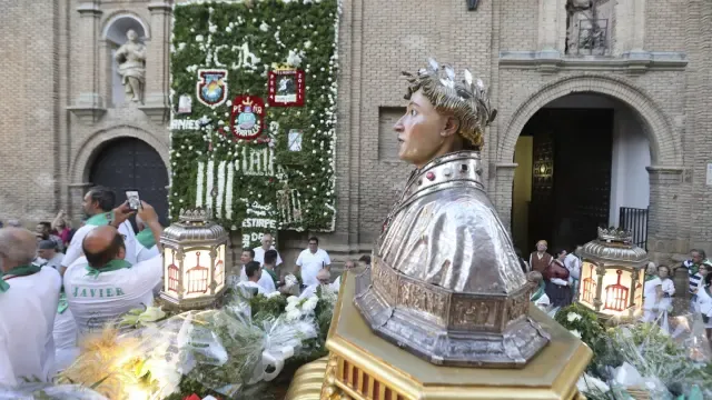 Los oscenses muestra su devoción a San Lorenzo en la ofrenda de flores y frutos
