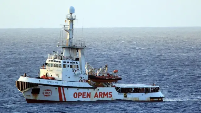 El Open Arms logra evacuar a Italia a nueve inmigrantes