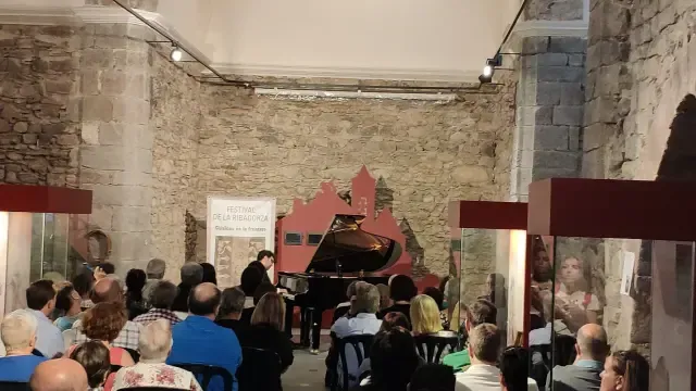 El pianista Manuel Tévar actuó en solitario en la iglesia de Castanesa