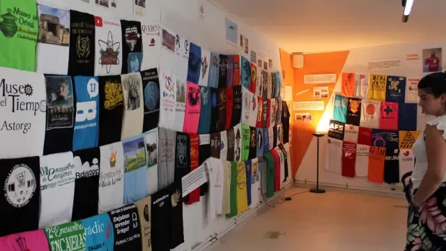 Homenajean al concursante de televisión José Pinto mediante sus 408 camisetas