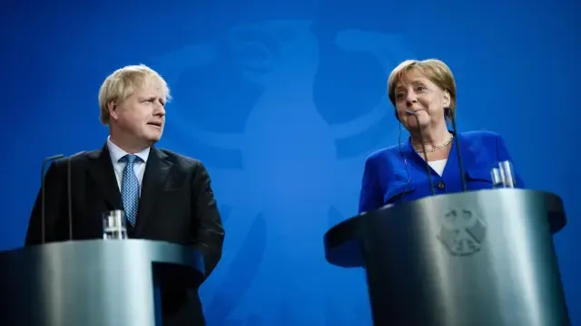 Merkel y Johnson mantienen sus posturas sobre el "brexit"