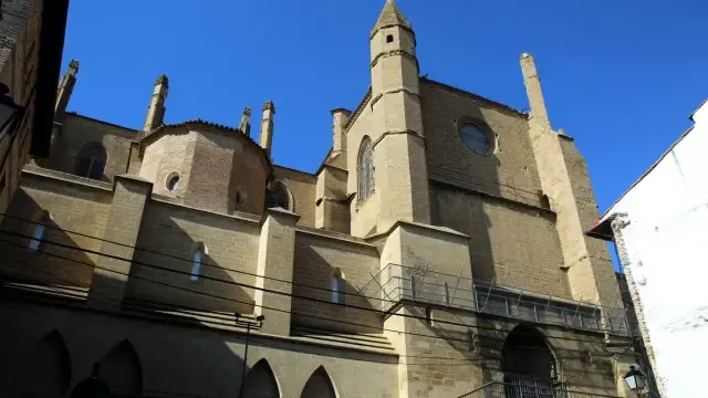 La Catedral de Huesca espera una intervención en la portada de la calle de Palacio