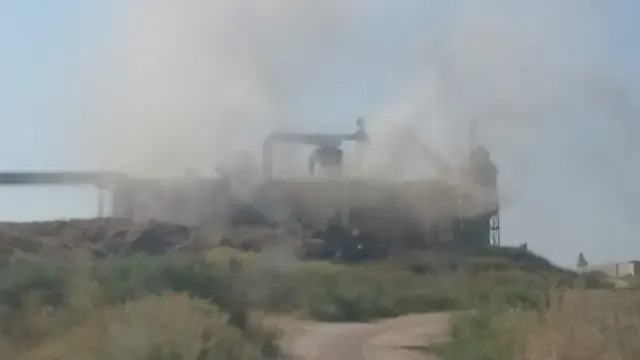 El incendio en la deshidratadora de Grañén arrasa 2 millones de kilos de alfalfa