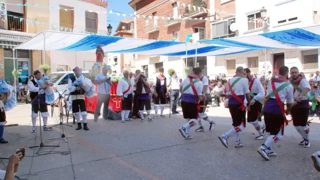 Los danzantes de Sariñena han vuelto a entusiasmar en el día de San Antolín