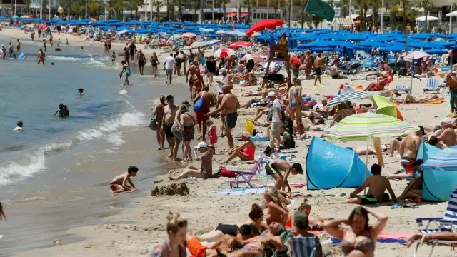 La llegada de turistas cae el 1,3 % en julio pero su gasto sube el 2 %