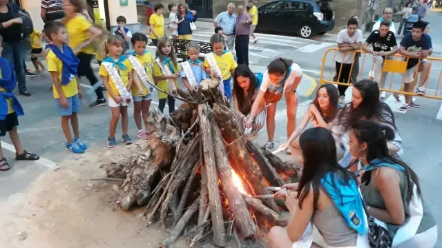Los toros de fuego y los "tardeos" comparten en Ayerbe el protagonismo festivo