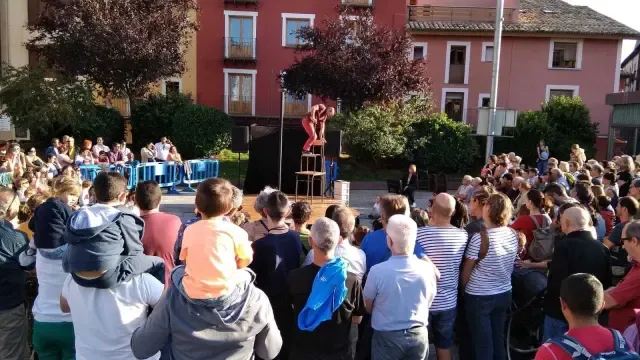 Daraomaï y sus Cuerpos de Madera toman la plaza Biscós de Jaca