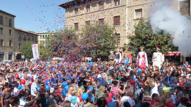 Una lluvia de globos y confetis da la bienvenida a las fiestas de San Mateo de Monzón